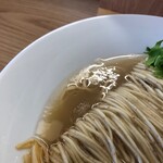 めん処 きよ洲 - 貝汁で白濁するスープに佐助豚の脂が輝きます！