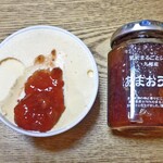ツルヤ - 「果実まるごとジャム九州産 あまおう苺」をアイスクリームにトッピング