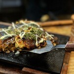 法善寺横丁 やき然 - なかなかリフト写真がうまく撮れない、、、、
      
      よほど険しい顔で撮ってたのか、店長さんに笑われる