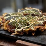 法善寺横丁 やき然 - ٩( °ꇴ °)۶━やっぱ見た目の風格もいい「名物モダン焼き」