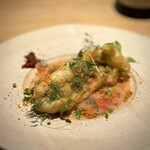 マンサルヴァ - 穴子のフリットは米粉や炭酸水で、かるっ軽！
      そして、サルヴェッラなる辛味を効かせた発酵シラスが、新潟の「かんずり」のような旨辛調味料で、いい奥行きを与えてくれます。