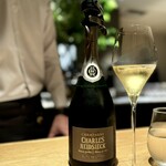 マンサルヴァ - そこそこドサージュされているのに、キレキレ。
      ふっくら感と余韻のシャープさが両立していて、このシャルル・エドシックという造り手、お気に入りです。