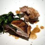 マンサルヴァ - もう、こういうメイン大好き(^^)
      丹波黒どりだそうですが、馴染みのある鶏肉のような食材を、立派なメインに仕上げるのが、やっぱりレストランでこその醍醐味。
      もも肉を、鉄板焼きとフリットで。最高！