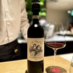 マンサルヴァ - ランプレドットと、トスカーナマリアージュ。
      モンタルチーノは、ブルネッロはもちろん、ロッソでもエレガンスを感じるモノが多いですね。
      少し出汁感もあるので、スネ肉や内臓系ともピッタリ。