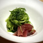 マンサルヴァ - この鮮やかな色合い！
      青ネギ・青魚・青紫蘇の”トリプルブルー”(^^)
      青ネギや大葉のジェノヴェーゼ仕立てに、旨味を追加する鰹。
      なかなか面白い組み合わせの冷製パスタですが、これが美味しい！