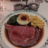 ロウリーズ・ザ・プライムリブ 恵比寿ガーデンプレイス店 - 逆にお肉のお皿は熱々