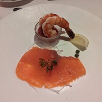 ロウリーズ・ザ・プライムリブ 恵比寿ガーデンプレイス店 - サーモンとエビ