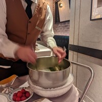 ロウリーズ・ザ・プライムリブ 恵比寿ガーデンプレイス店 - 店員さんがその場で作ってくれるサラダ