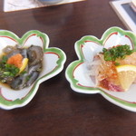 魚河し居魚亭 - お通し（なまこ、白身カルパッチョ）