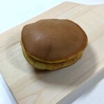 秋月 - 餅入りどら焼き　183円