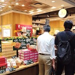りくろーおじさんの店 エキマルシェ新大阪店 - 内観