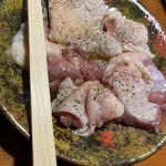 鬼の厨 しんすけ - 焼く前の地鷄焼き　七輪での提供です♪
