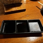 鬼の厨 しんすけ - 鷄焼きの調味料　左から醤油、ポン酢、塩です。