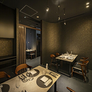 シックでお洒落な空間◆プライベート感溢れるテーブル席を完備