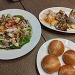 Robbia - 生ハムと旬野菜のサラダ、前菜３点盛り、パン
