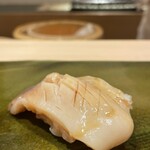 鮨 みずかみ  - ホッキ貝 裏面を炙ってます