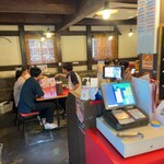 ラーメン　赤組 - 内観　テーブル