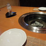 炭火焼肉 あもん - 店内の様子