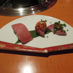 炭火焼肉 あもん - ザブトンの握り・ミスジの雲丹巻き・○○のポン酢ジュレ乗せ