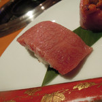 炭火焼肉 あもん - ザブトンの握り・ミスジの雲丹巻き・○○のポン酢ジュレ乗せ　ズームアップ