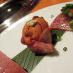 炭火焼肉 あもん - ザブトンの握り・ミスジの雲丹巻き・○○のポン酢ジュレ乗せ　ズームアップ