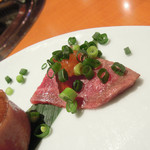 炭火焼肉 あもん - ザブトンの握り・ミスジの雲丹巻き・○○のポン酢ジュレ乗せ　ズームアップ