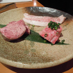 炭火焼肉 あもん - 上タン・中落ち・鹿児島黒豚トントロ　ズームアップ