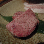 炭火焼肉 あもん - 上タン・中落ち・鹿児島黒豚トントロ　ズームアップ