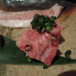 炭火焼肉 あもん - 上タン・中落ち・鹿児島黒豚トントロ　ズームアップ