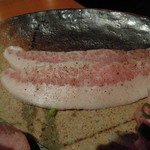 炭火焼肉 あもん - 上タン・中落ち・鹿児島黒豚トントロ　ズームアップ