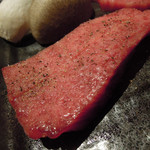 炭火焼肉 あもん - 神戸牛ロース・神戸牛巻き（ロースの周り＠上カルビ）・丹波の大黒しめじ・オクラ＆パプリカ　ズームアップ