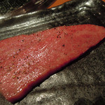 炭火焼肉 あもん - 神戸牛ロース・神戸牛巻き（ロースの周り＠上カルビ）・丹波の大黒しめじ・オクラ＆パプリカ　ズームアップ