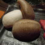 炭火焼肉 あもん - 神戸牛ロース・神戸牛巻き（ロースの周り＠上カルビ）・丹波の大黒しめじ・オクラ＆パプリカ　ズームアップ