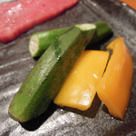 炭火焼肉 あもん - 神戸牛ロース・神戸牛巻き（ロースの周り＠上カルビ）・丹波の大黒しめじ・オクラ＆パプリカ　ズームアップ