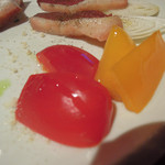 炭火焼肉 あもん - ハチノスのジェノベーゼ・ベーコン・鴨葱・パプリカ　ズームアップ