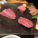 炭火焼肉 あもん - 上ヒレ・前腿・サガリ（ハラミ）・椎茸＆野菜　ズームアップ