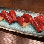 神楽坂 鮨 弥栄 - 子供用に赤身握りを半分にしていただきました。