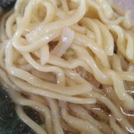 えんふく家 - やや平打ち気味な麺。