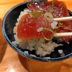 麺家 たけ田 - ヨコワの漬け丼一口