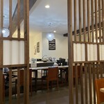 牛骨ラーメン たかうな - 1人でも来やすい集合テーブル