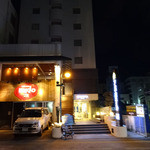 Bisutoro Endou - 左がお店、右奥がホテル
