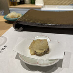 鮨屋のうおきん - これは、ぶりの天ぷら。熱々でほんと美味しい