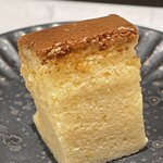 鮨屋のうおきん - 途中で玉子焼きのようなチーズケーキ