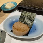 鮨屋のうおきん - 焼きたての帆立を海苔を巻いて