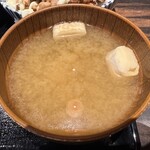 肉豆冨とレモンサワー 大衆食堂 安べゑ - 【2024.7.30(火)】温玉チャーシュー丼（並盛）768円→668円の味噌汁