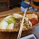 じどりや 穏座 - 近江しゃもすき焼き(野菜たち)