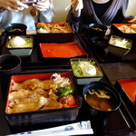 串酒場チチカブ - ランチ：ぶた重：680円：新鮮な豚肉を炭火で炙り焼くので香ばしく旨みたっぷり♪(’14.03月)