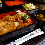 串酒場チチカブ - ランチ：ぶた重：680円：新鮮な豚肉を炭火で炙り焼くので香ばしく旨みたっぷり♪(’14.03月)