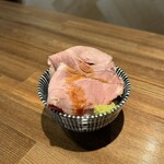 酒肴場 屯 - 白ご飯にカタロースチャーシューをオン！