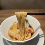 酒肴場 屯 - ツルモチ平打ち麺の食感も抜群